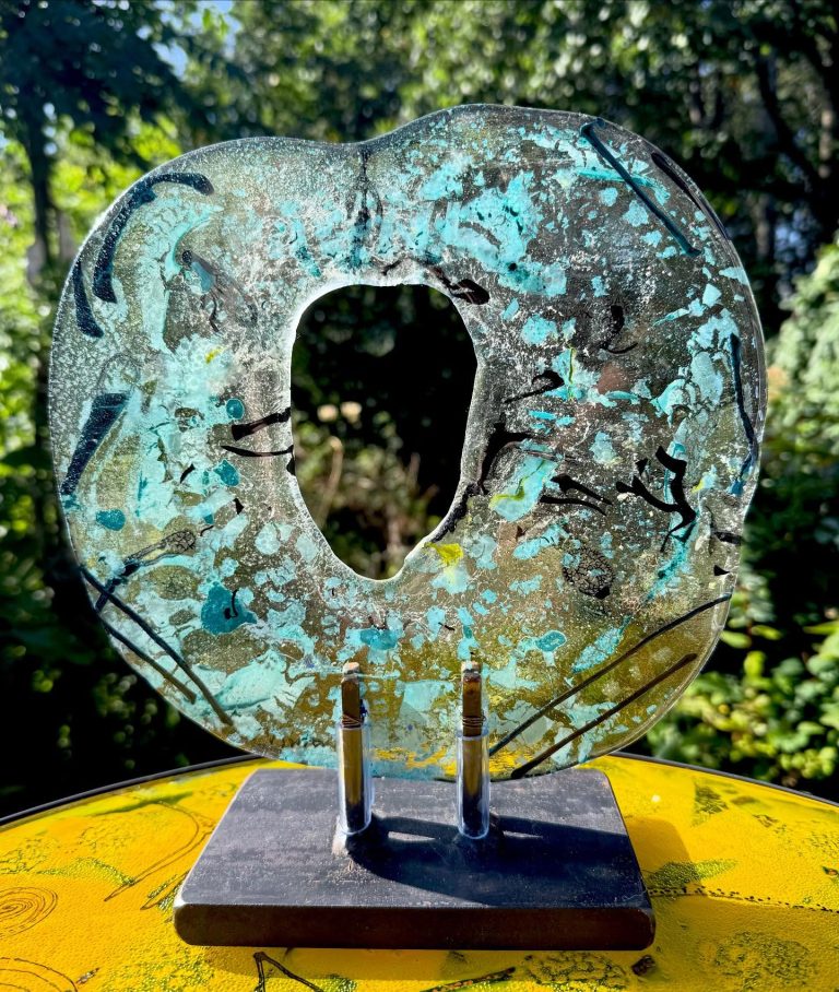 Instagram post from vivia.art. This post is in position 19.