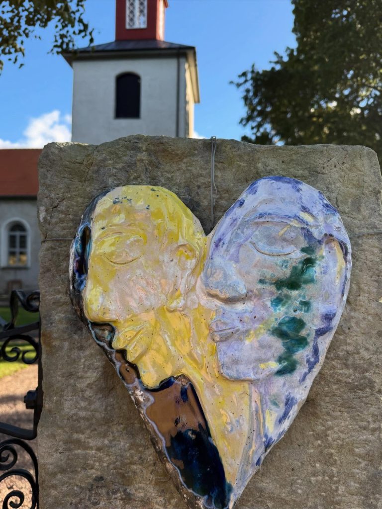 Instagram post from vivia.art. This post is in position 13.