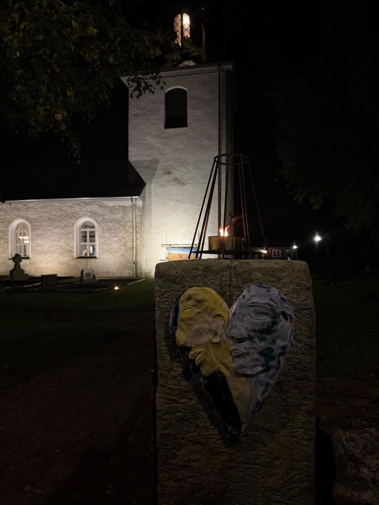 Instagram post from vivia.art. This post is in position 8.