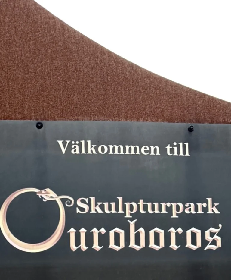 Instagram post from vivia.art. This post is in position 2.