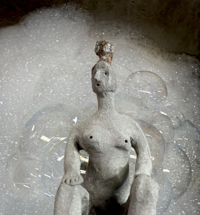 Instagram post from vivia.art. This post is in position 2.