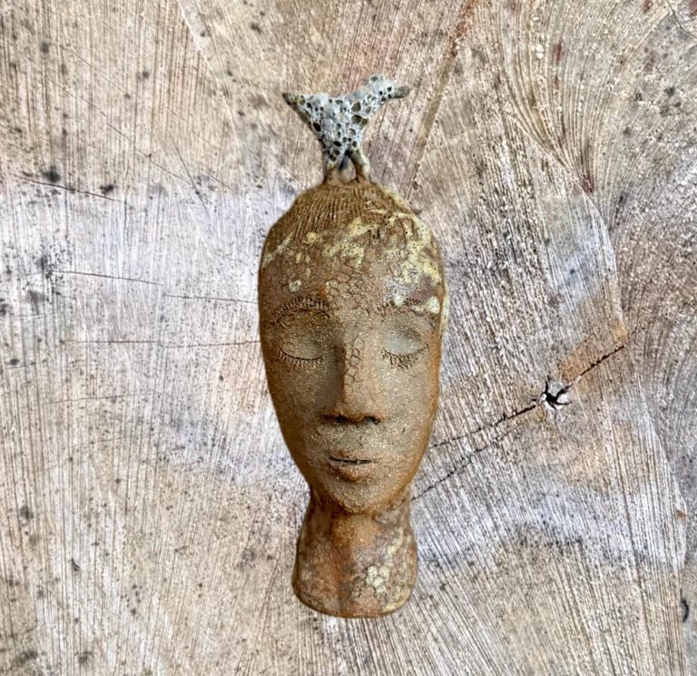 Instagram post from vivia.art. This post is in position 4.